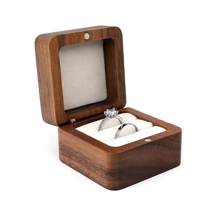 Kompaktes Holz-Schmuckkästchen; elegante Lösung zur Reise-Schmuckaufbewahrung.