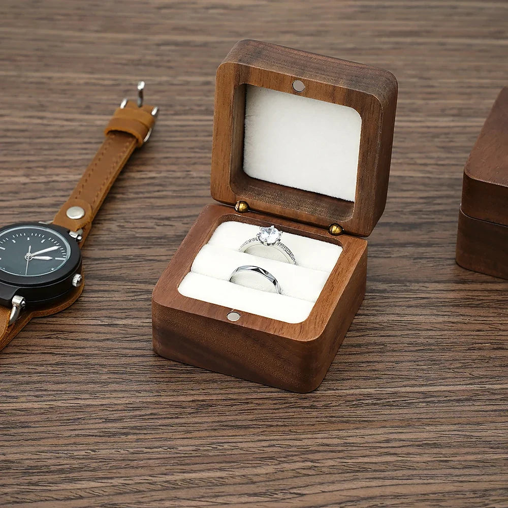 Luxus-Schmuckkästchen klein; edles Holz-Design für besondere Schmuckstücke.