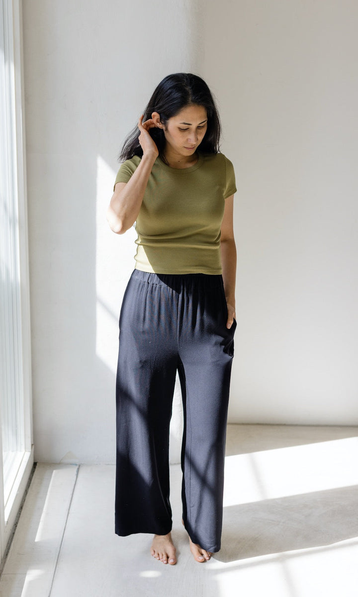 Fließende Damen High Waist Culotte, weites Bein. Komfortable Sommerhose für einen stilvollen und luftigen Auftritt.