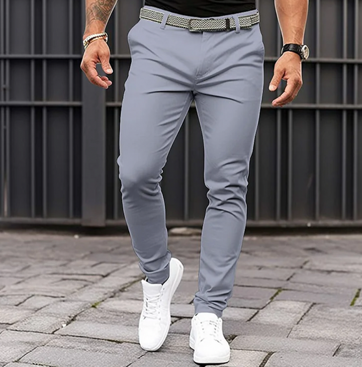 Komfortable Herrenhose für den Alltag, ideal für Business und Freizeit, stilvoll und ganzjährig tragbar.
