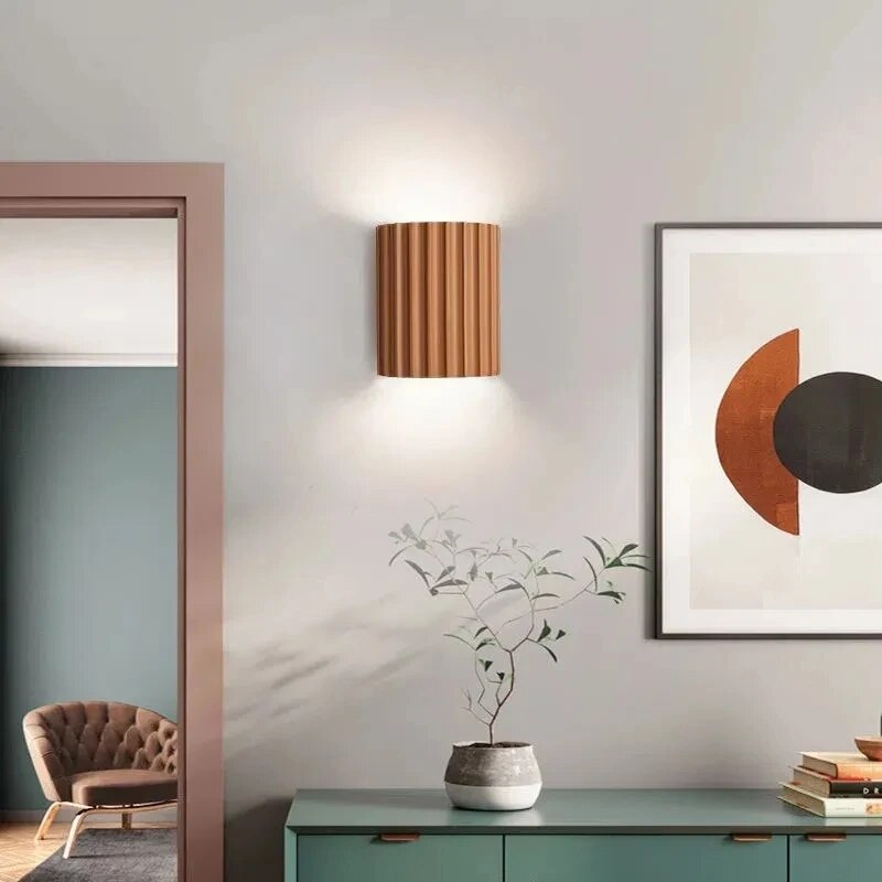Stilvolle LED Wandleuchte aus Kunstharz, modern und energieeffizient für Zuhause.