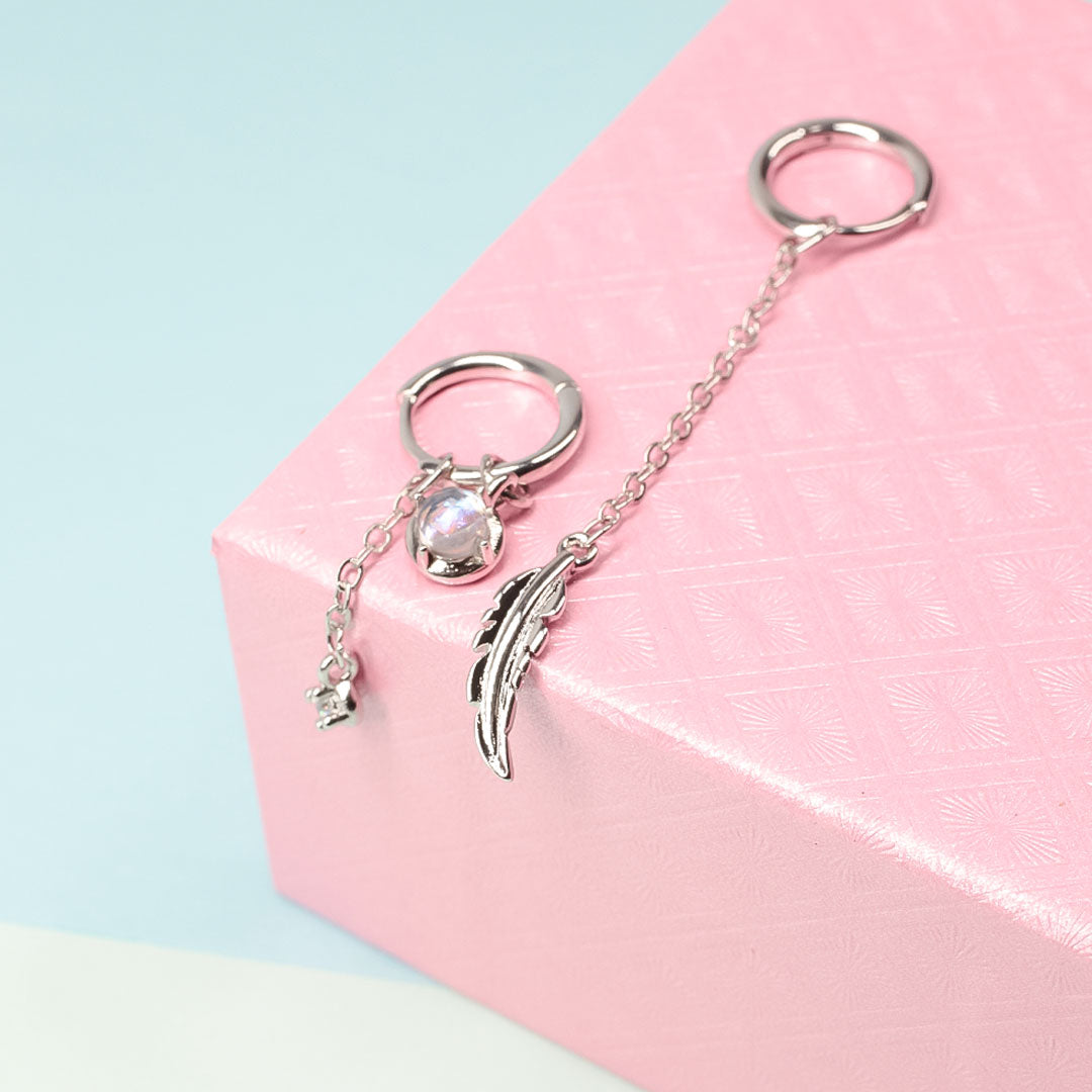 Detailaufnahme: Schimmernder Mondstein auf Sterlingsilber Federohrring, eleganter Damen Edelsteinschmuck.