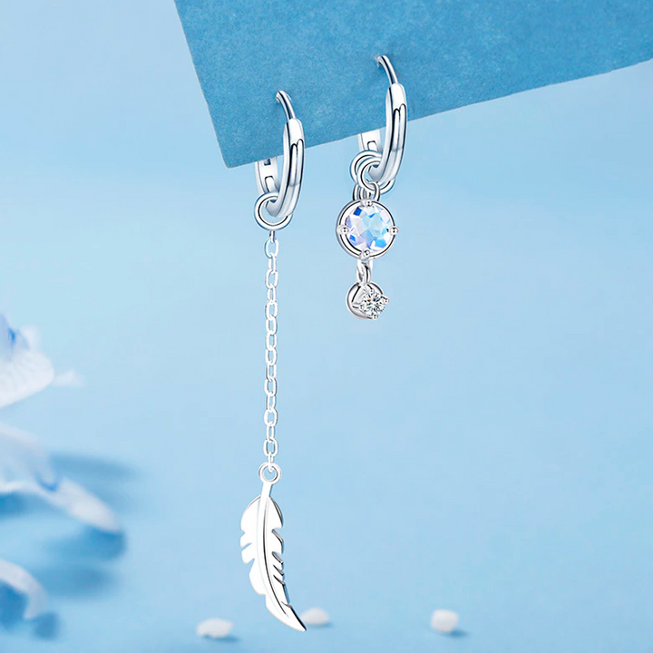 Damen Federohrringe asymmetrisch aus Sterlingsilber mit schimmerndem Mondstein, eleganter Silberschmuck.