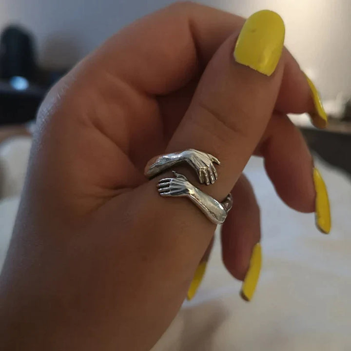 Hochwertiger Silber Umarmungsring, unisex, symbolisiert Liebe, Freundschaft und Zusammenhalt.