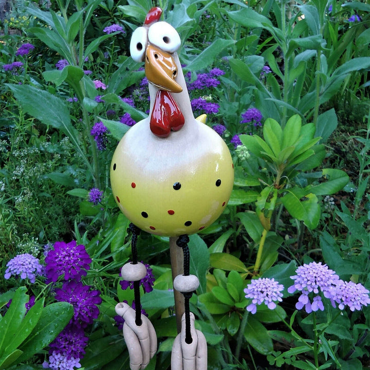 Süße wetterfeste Huhn Gartenfigur, humorvolle Dekoration für Garten, Terrasse und Balkon. Tolles Geschenk.