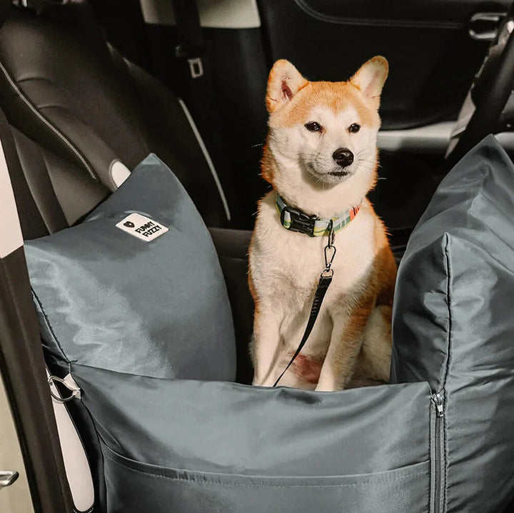 Sicheres Hunde-Autositzbett für Reisen, bietet Tiersicherheit und ist gemütlich sowie wasserdicht.