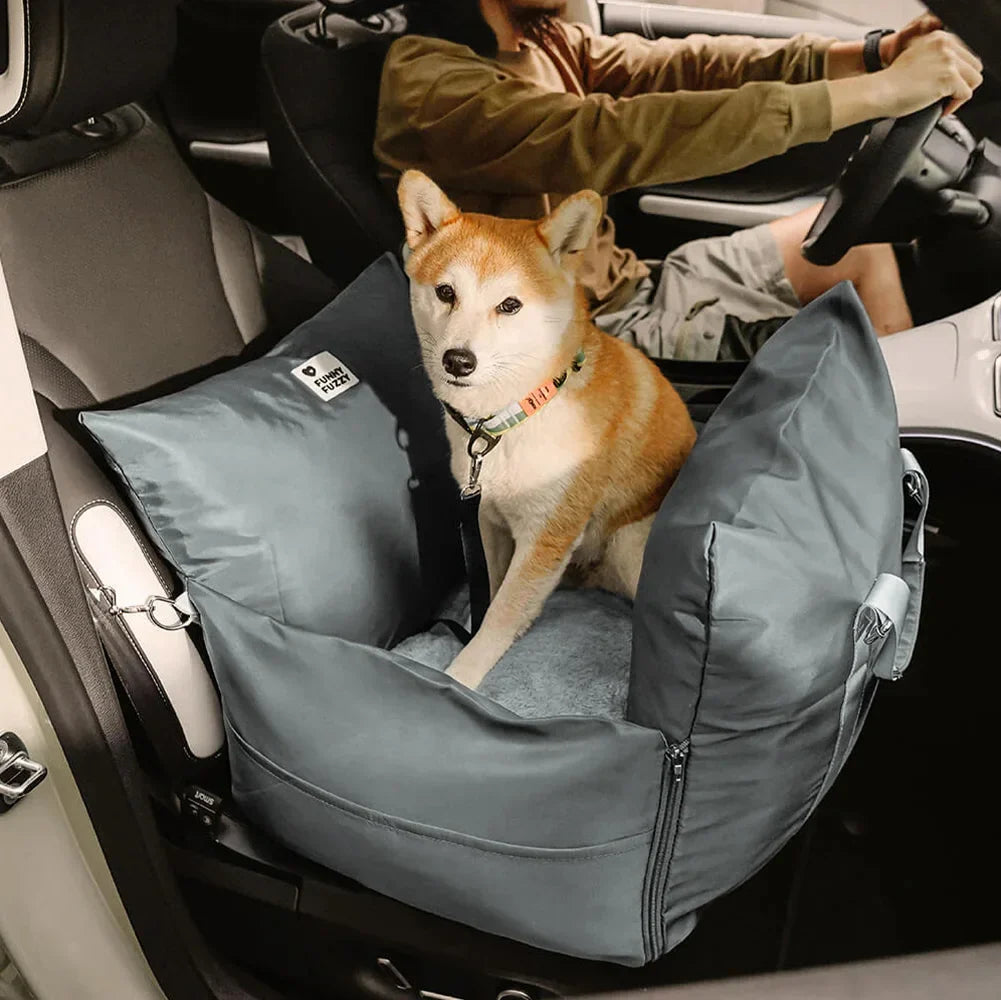 Gemütlicher Hundeautositz, ideal für sicheren und entspannten Hundetransport; wasserdichtes Design.