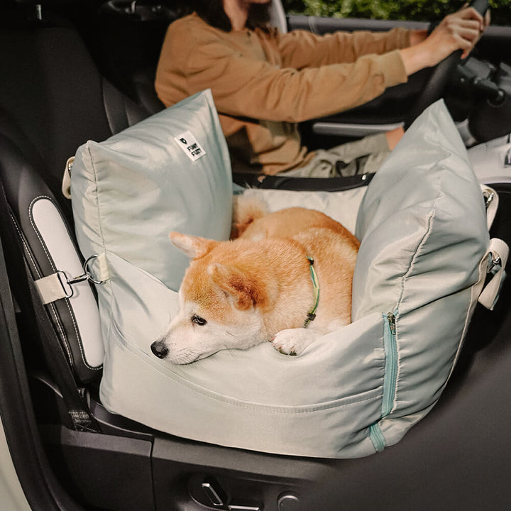 Hundeautositz: Robustes, wasserdichtes Bett für sichere und komfortable Autofahrten mit Vierbeinern.