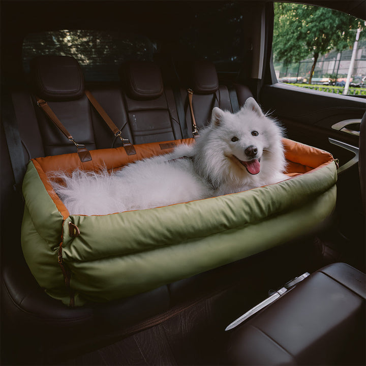 Wasserdichter & transportabler Hundeautositz aus Kunstleder für jede Reise.