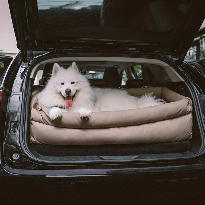 Elegantes Reisehundebett aus Kunstleder, ideal für den Kofferraum oder Rücksitz.