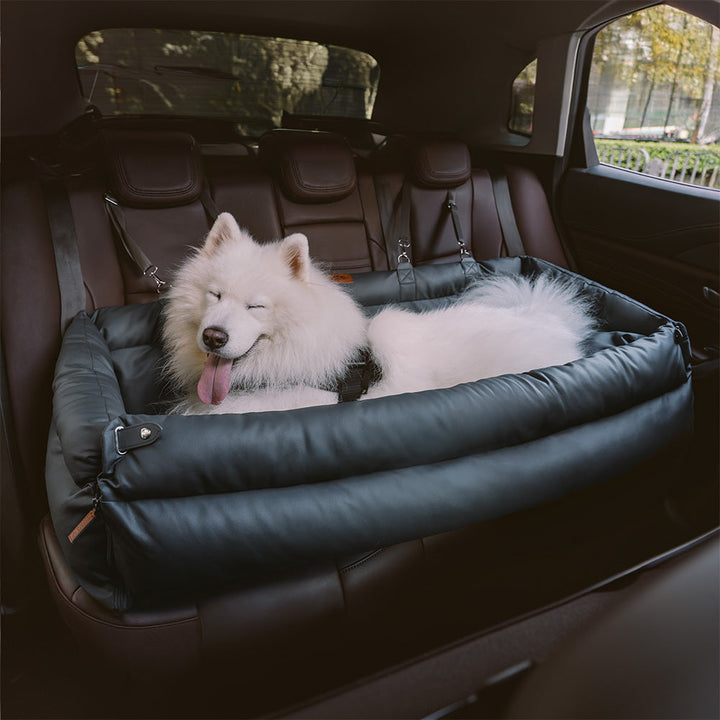 Komfortabler Hundeautositz aus Kunstleder mit Sicherheitsgurten für den Hund.