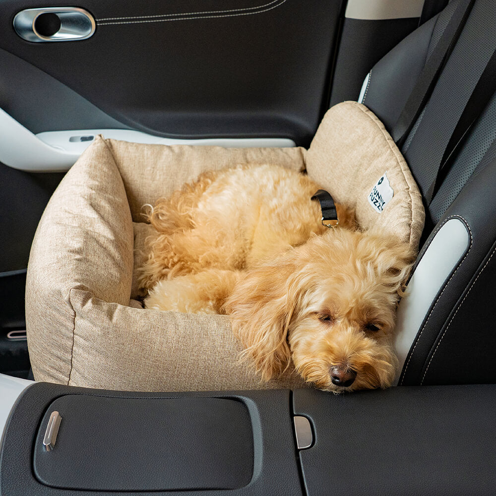 Hundeautositz: Sicheres & waschbares Hundebett für die Auto-Rückbank. Komfortables Zubehör für lange Reisen.
