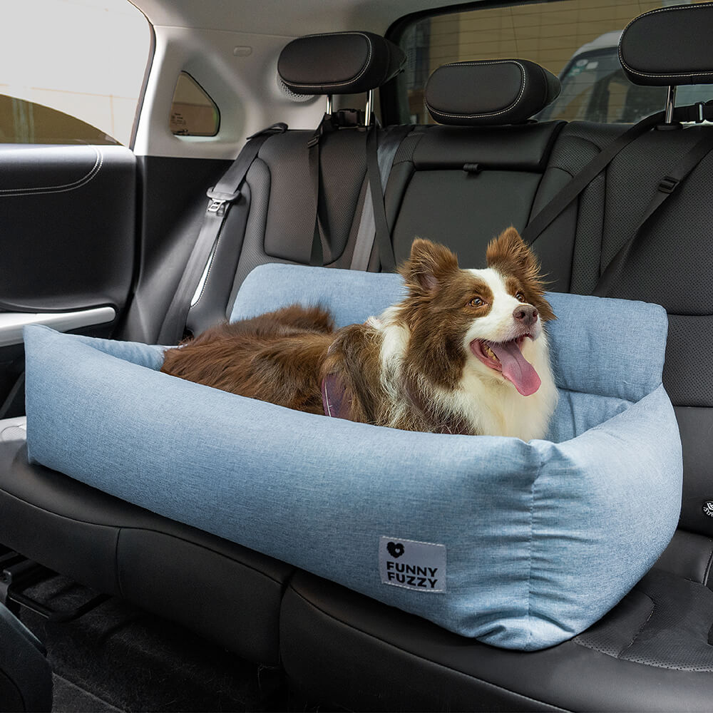 Leerer Hundeautositz (mittelgroß/groß) auf der Rückbank. Bereit für eine sichere & bequeme Autofahrt.