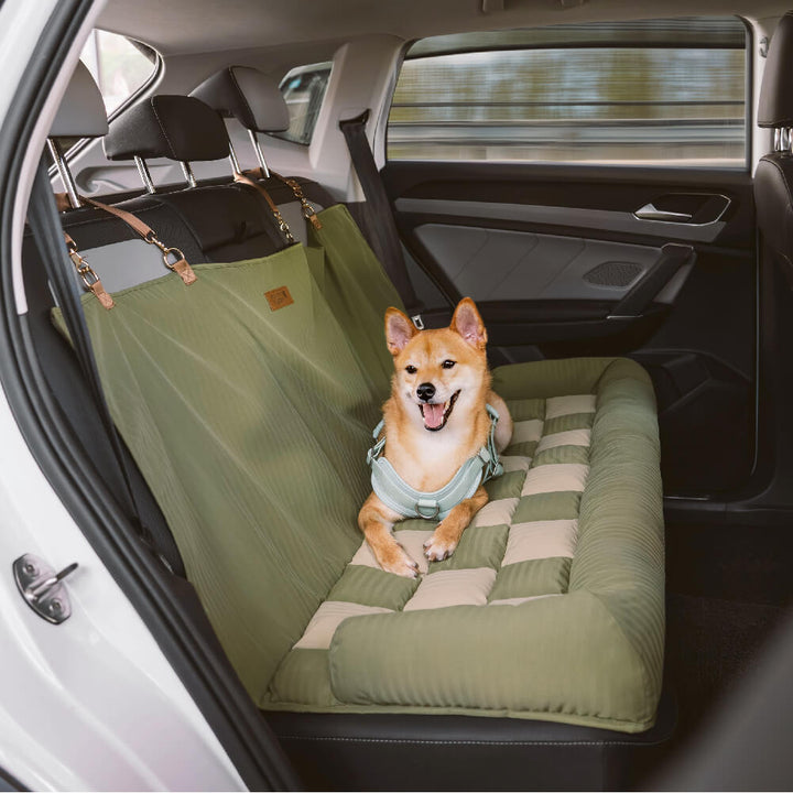 Hundeautositz im Schachbrettmuster, sicher & bequem für Autofahrten und Reisen.