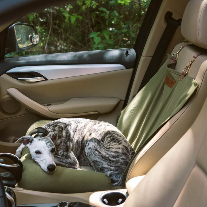 Bequemer Hundeautositz als Reisezubehör im Auto; stilvolles Schachbrettmuster Design.
