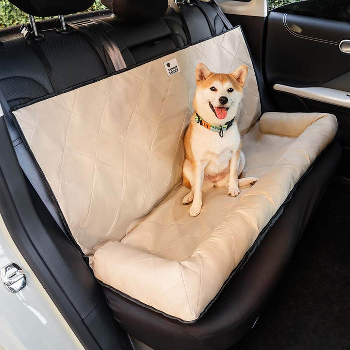 Hundeautositz im Auto, schützt vor Kratzern & Nässe; ein Muss für jeden Hundebesitzer.