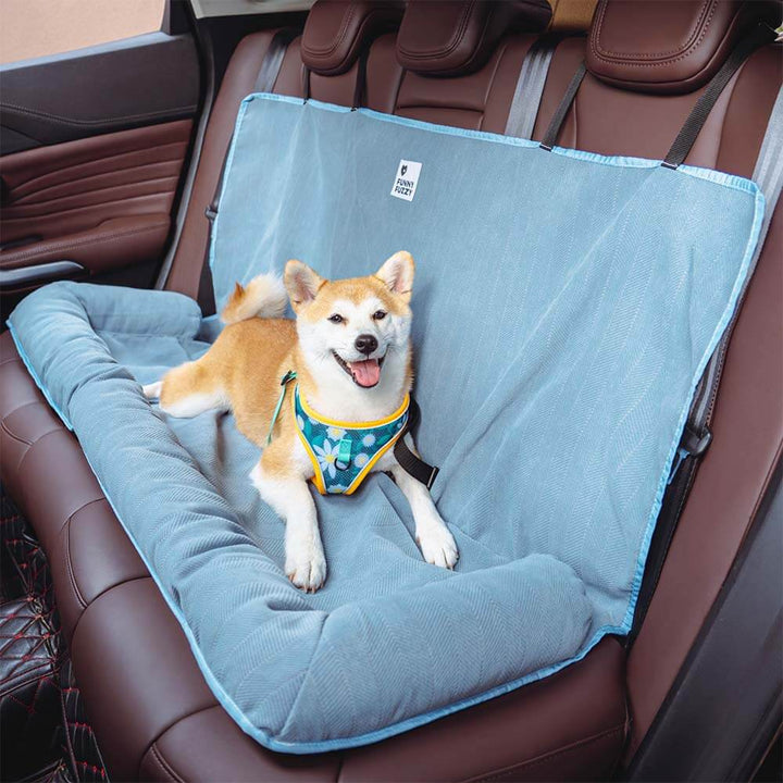Großer Hundeautositz mit Rücksitzschutz, bietet Platz & Komfort für größere Hunde.