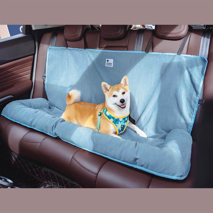 Von oben auf den Hundeautositz: Geräumiges Design für maximalen Hundekomfort auf jeder Reise.