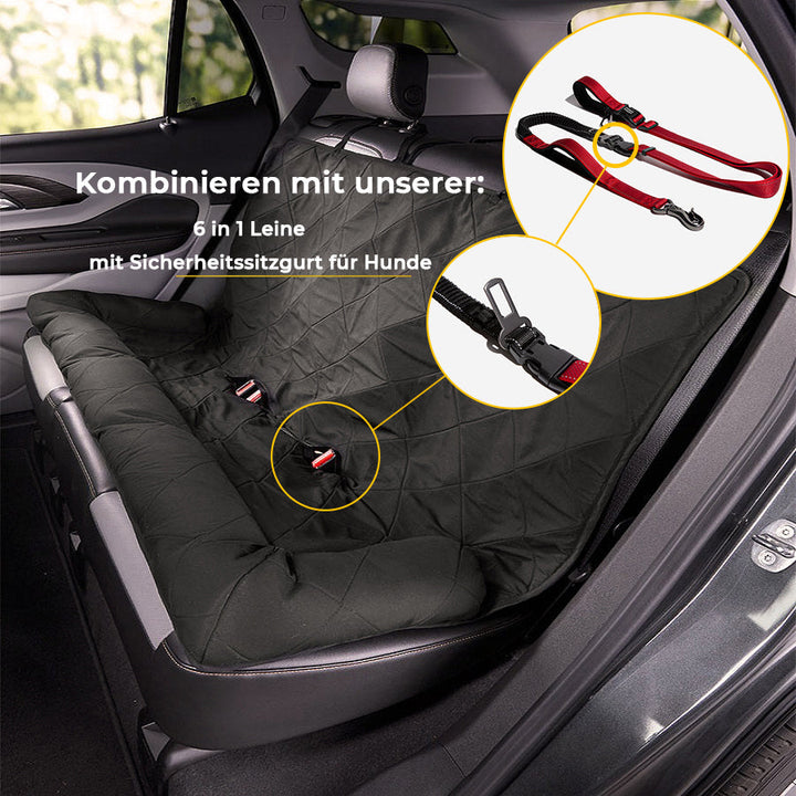 Hund entspannt im Hundeautositz auf dem Rücksitz, sicher angeschnallt für eine stressfreie Fahrt.