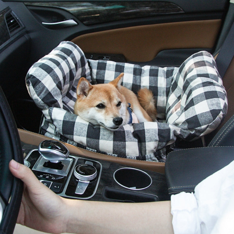 Hundeautositzbett mit erhöhter Sicht für den Hund, reduziert Reiseübelkeit.