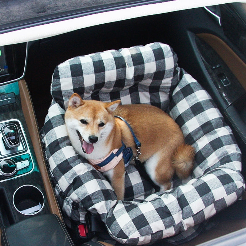 Gepolstertes Hunde-Reisebett für das Auto, bietet Geborgenheit und Wärme.