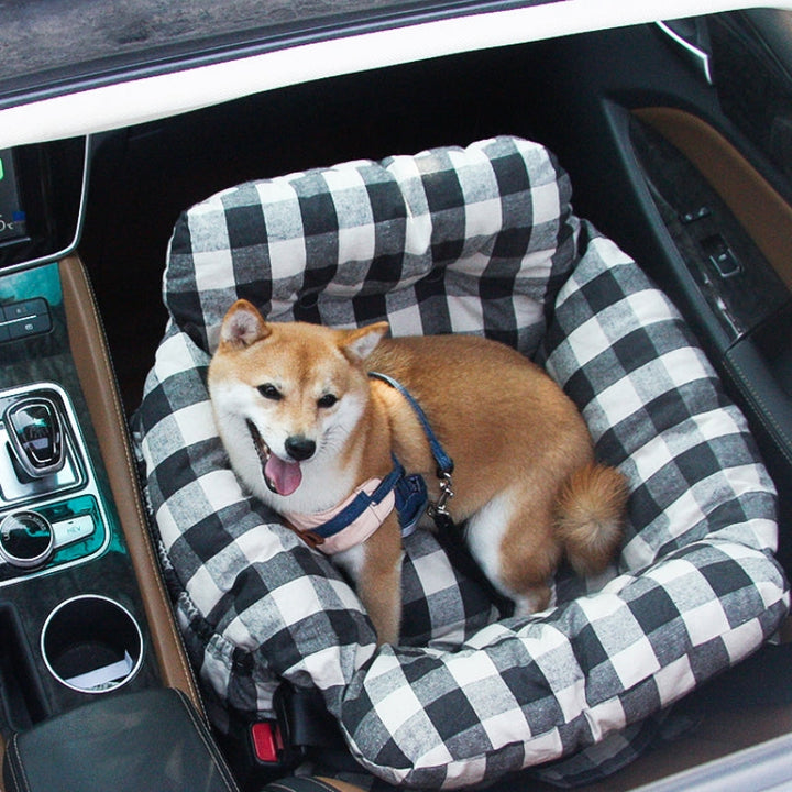 Gepolstertes Hunde-Reisebett für das Auto, bietet Geborgenheit und Wärme.