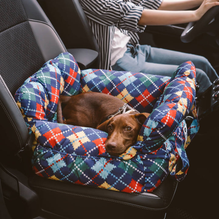 Frontansicht des Hundeautositzbetts; Denim-Patchwork für sichere Haustier-Reisen im Auto.