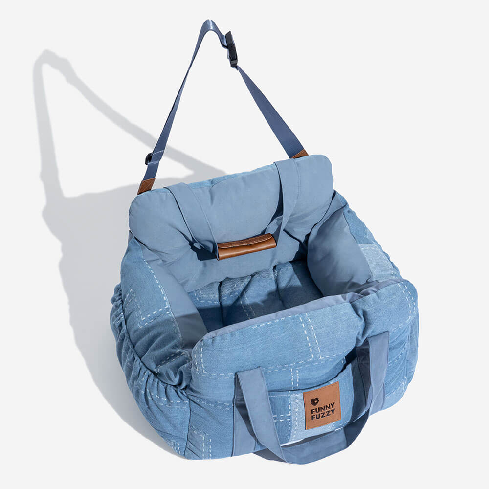 Detailaufnahme: Denim-Patchwork-Muster des Hundeautositzbetts; stylisch, robust & sicher für Hunde.