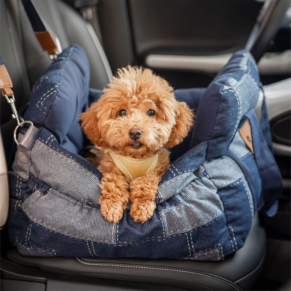 Stylisches Hundeautositzbett im Denim-Patchwork-Design; sicher und bequem für den Hund im Auto.
