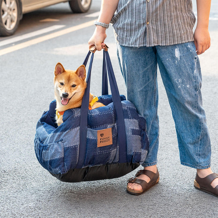 Sicheres Hundeautositzbett im Denim-Look; Reisesicherheitspolster schützt Hund auf Autofahrten.