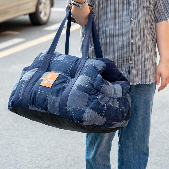 Zufriedener Hund im Denim-Patchwork-Autositzbett; sicheres und komfortables Reiseerlebnis für Tiere.