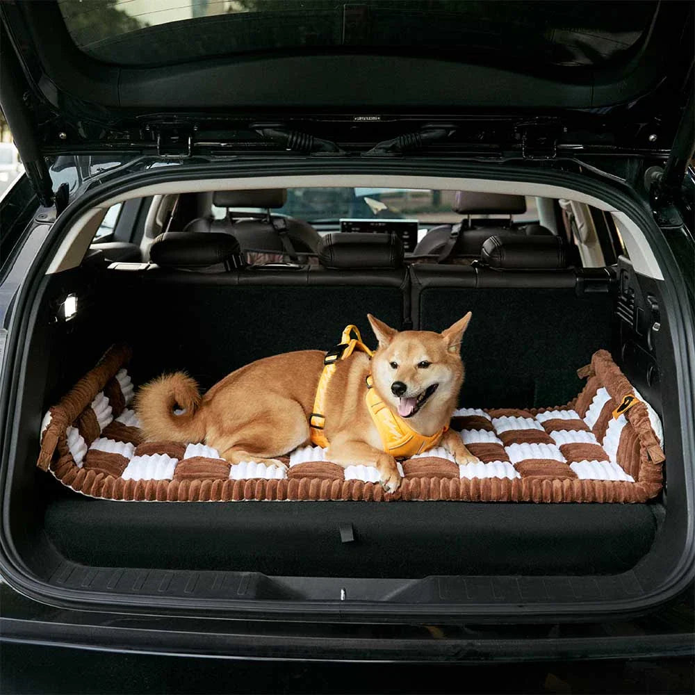 Waschbare Rücksitzmatte & Autositzschutz für Hunde, bietet Komfort und Halt im Auto.