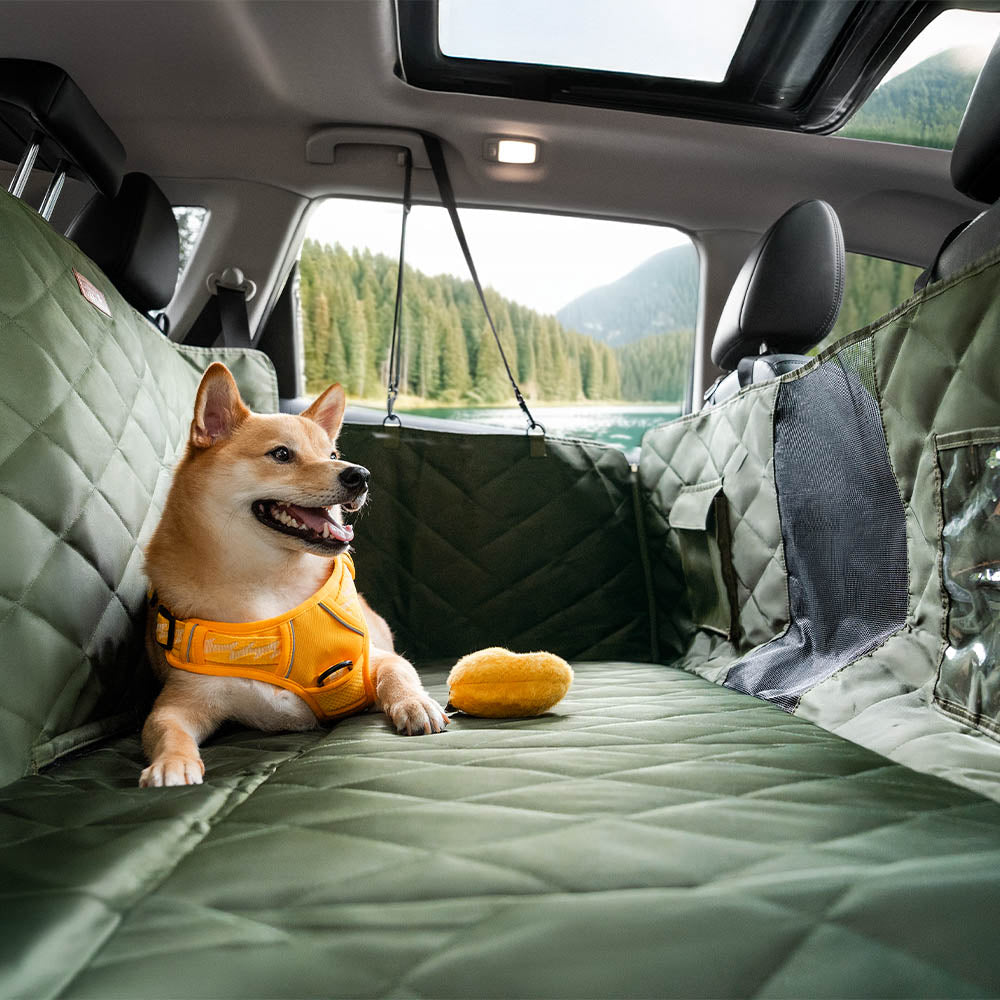 Vollflächiger Rückbankschutz für Hunde: großes, bequemes Hundebett, ideal für lange Autofahrten.