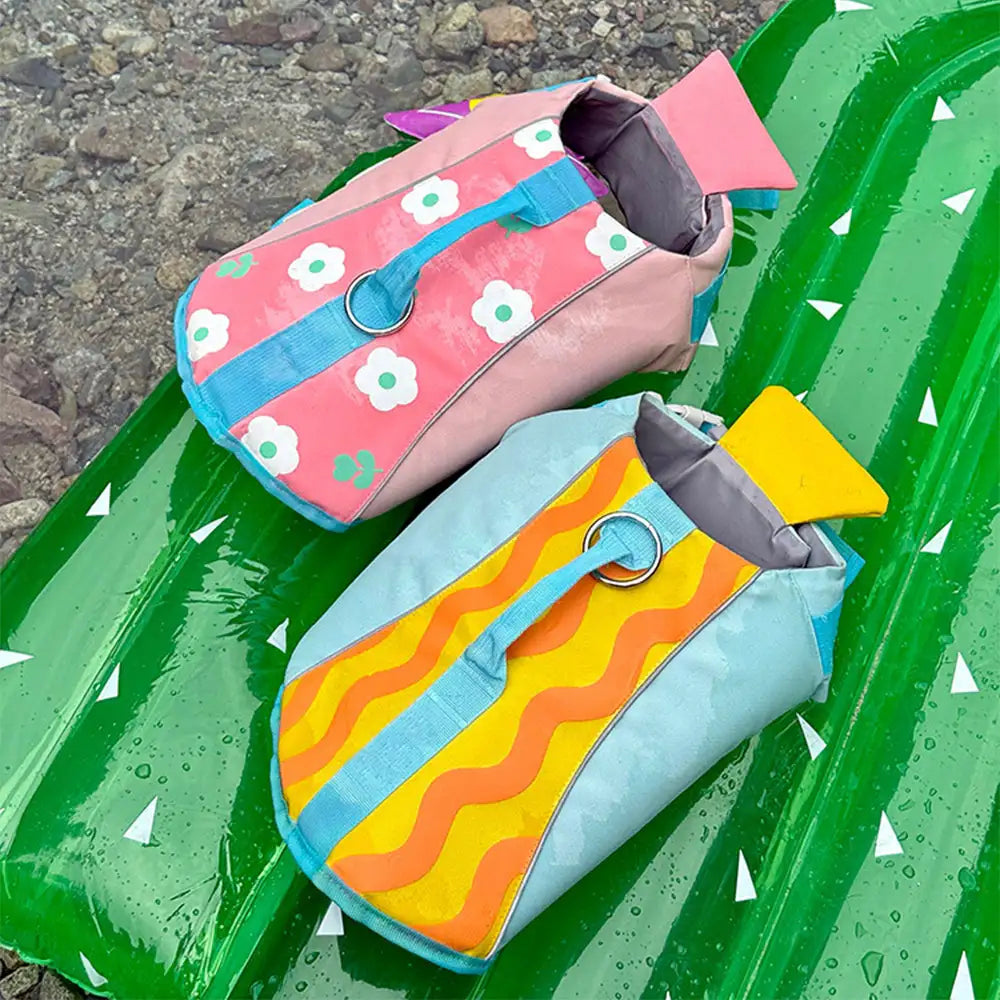 Fröhlicher Hund mit Schwimmweste am See: Robuste Schwimmhilfe für Haustiere, ideal für Wasserspaß und Outdoor-Freizeit.
