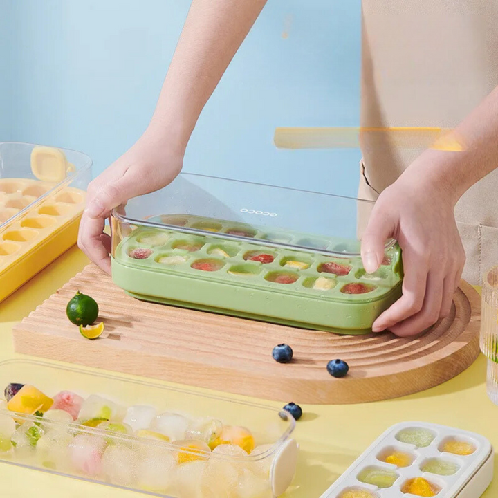 Auslaufsichere Kunststoff-Eiswürfelbox für frische Eiswürfel. Ideal für kühle Getränke bei Partys im Sommer.