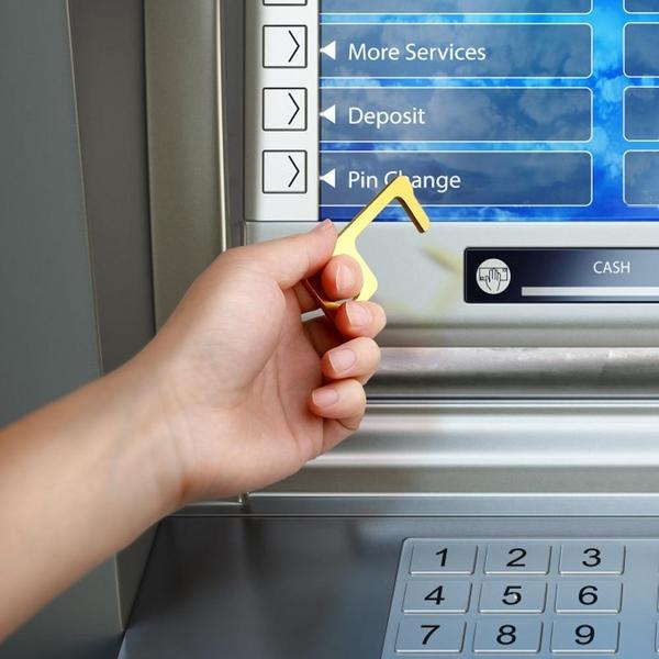 Keimschutz-Werkzeug aus Messing: Berührungslose Interaktion mit Türen, Knöpfen & Touchscreens.