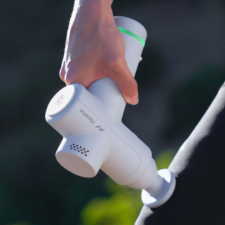Elegante, ergonomische Massagepistole in modernem Design für effektive Muskelentspannung & Perkussionstherapie.