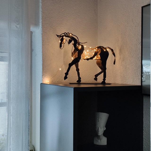 Elegante Metallskulptur Pferd, handgefertigt für Ihr Zuhause. Zeitlose Tierfigur als stilvolles Wohnaccessoire.