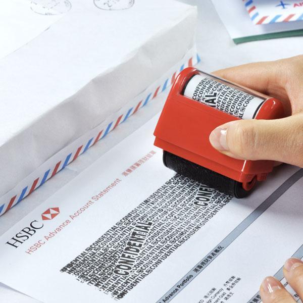 Identitätsschutz Roller-Stempel zum Schwärzen privater Daten auf Dokumenten; schnell & effektiv für Datenschutz.