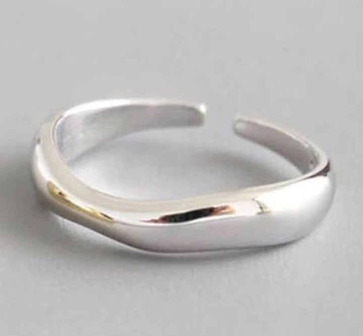 Hochwertiger Wellenring für Damen. Geometrisches Design aus 925er Silber. Modernes Accessoire.