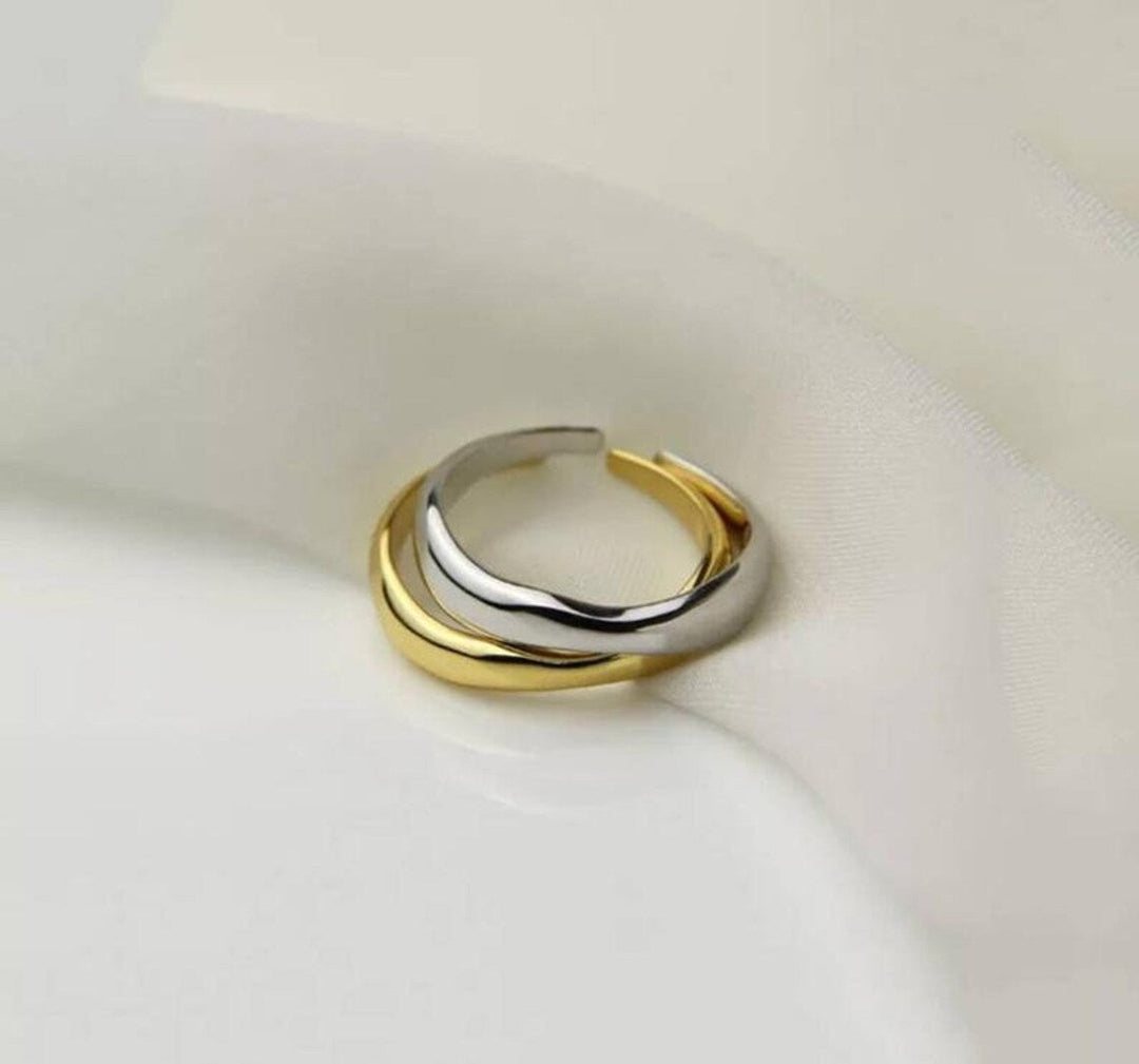 Minimalistischer Wellenring aus echtem 925er Silber. Moderner, schlichter Silberring für Damen.