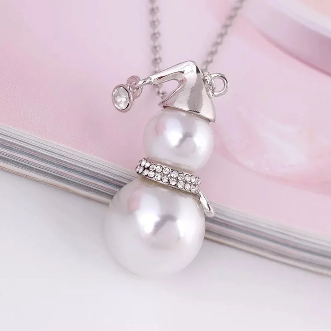 Weihnachtliche Damen Perlenkette: Schneemann-Anhänger als edles Accessoire für festliche Anlässe.