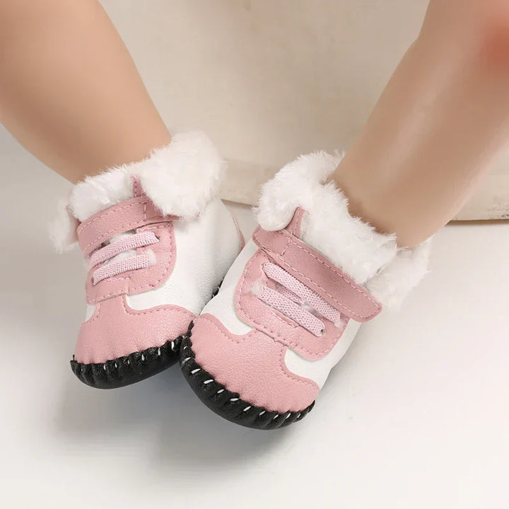 Robuste Baby-Winterstiefel mit Klettverschluss für einfachen Halt und sicheren Sitz bei Kleinkindern.