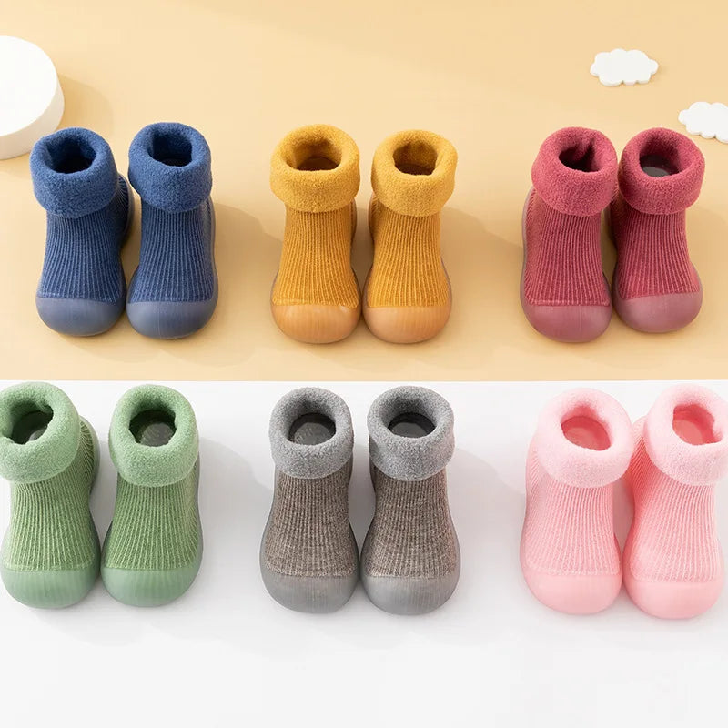 Rutschfeste Babyschuhe für Kleinkinder, weich gefüttert, bieten Wärme & Sicherheit.