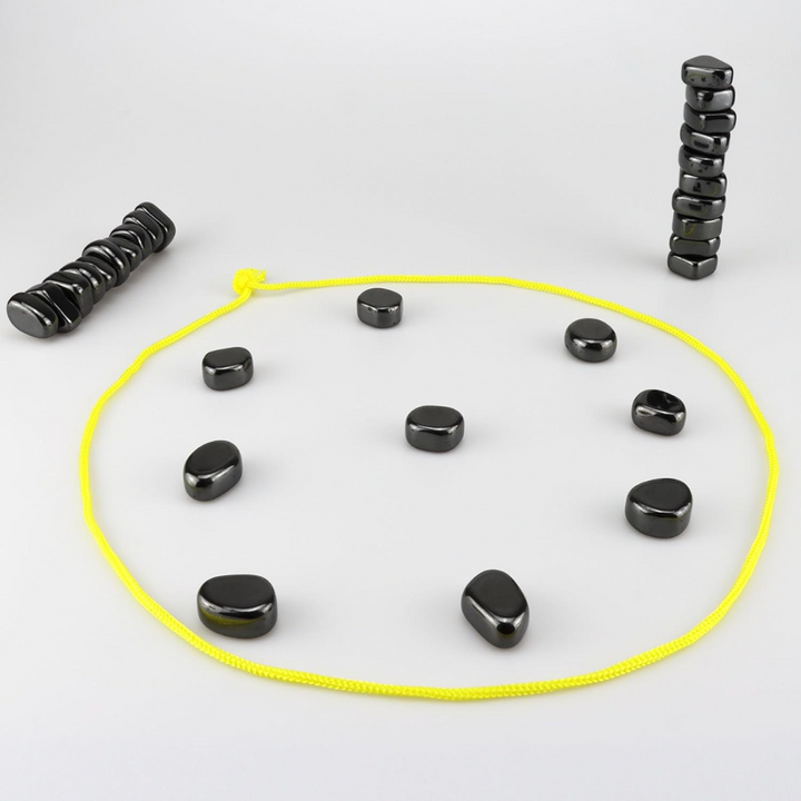 Zwei Personen spielen auf einem magnetischen Reiseschachset; das kompakte Brettspiel ist ideal für jede Reise.