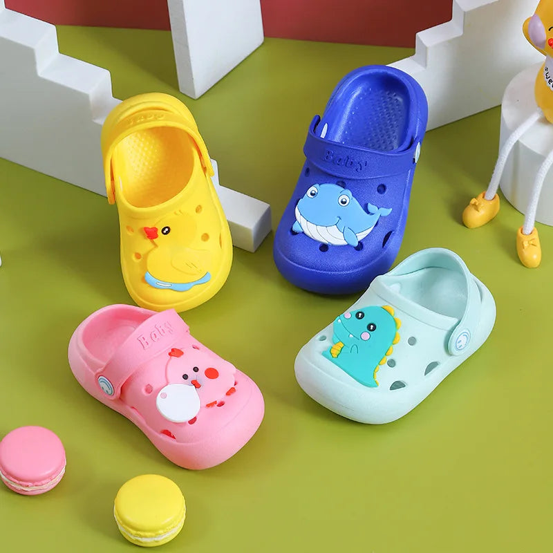 Bequeme Kinder Slipper, atmungsaktiv & rutschfest, ideal für aktive Kleinkindfüße.