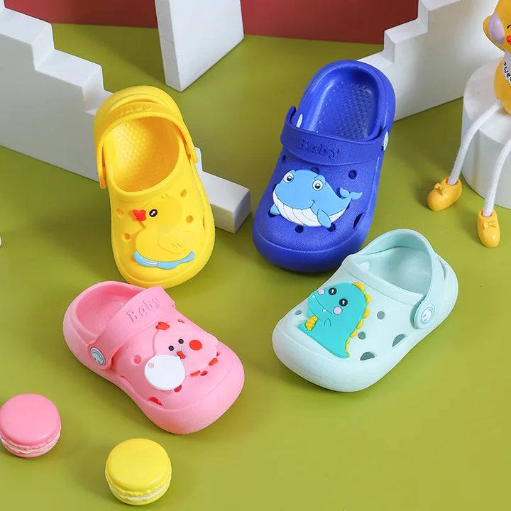 Bequeme Kinder Slipper, atmungsaktiv & rutschfest, ideal für aktive Kleinkindfüße.