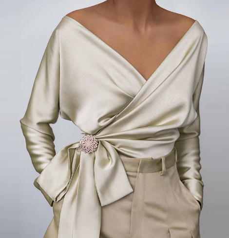 Feminine Davina Damenbluse, glänzend und elegant, ein stilvolles Must-have für Damenmode.