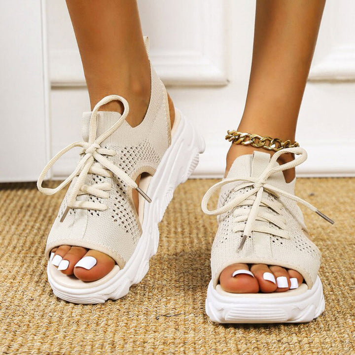 Stilvolle orthopädische Damensandalen mit verstellbarer Schnürung, dämpfend & stabil für Alltag und Freizeit.