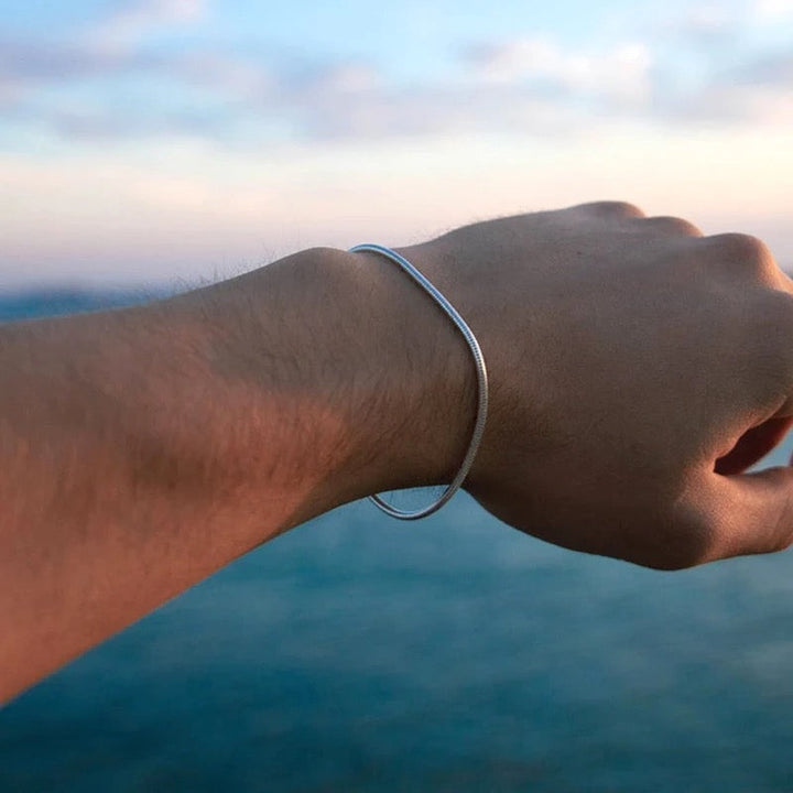 Minimalistisches Unisex-Armband mit eleganter Schlangenschließe aus Edelstahl, perfekt für Damen und Herren.
